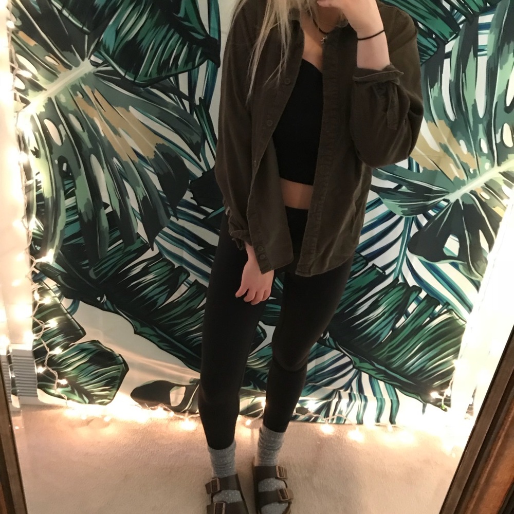 Vintage olive green button down 🌱